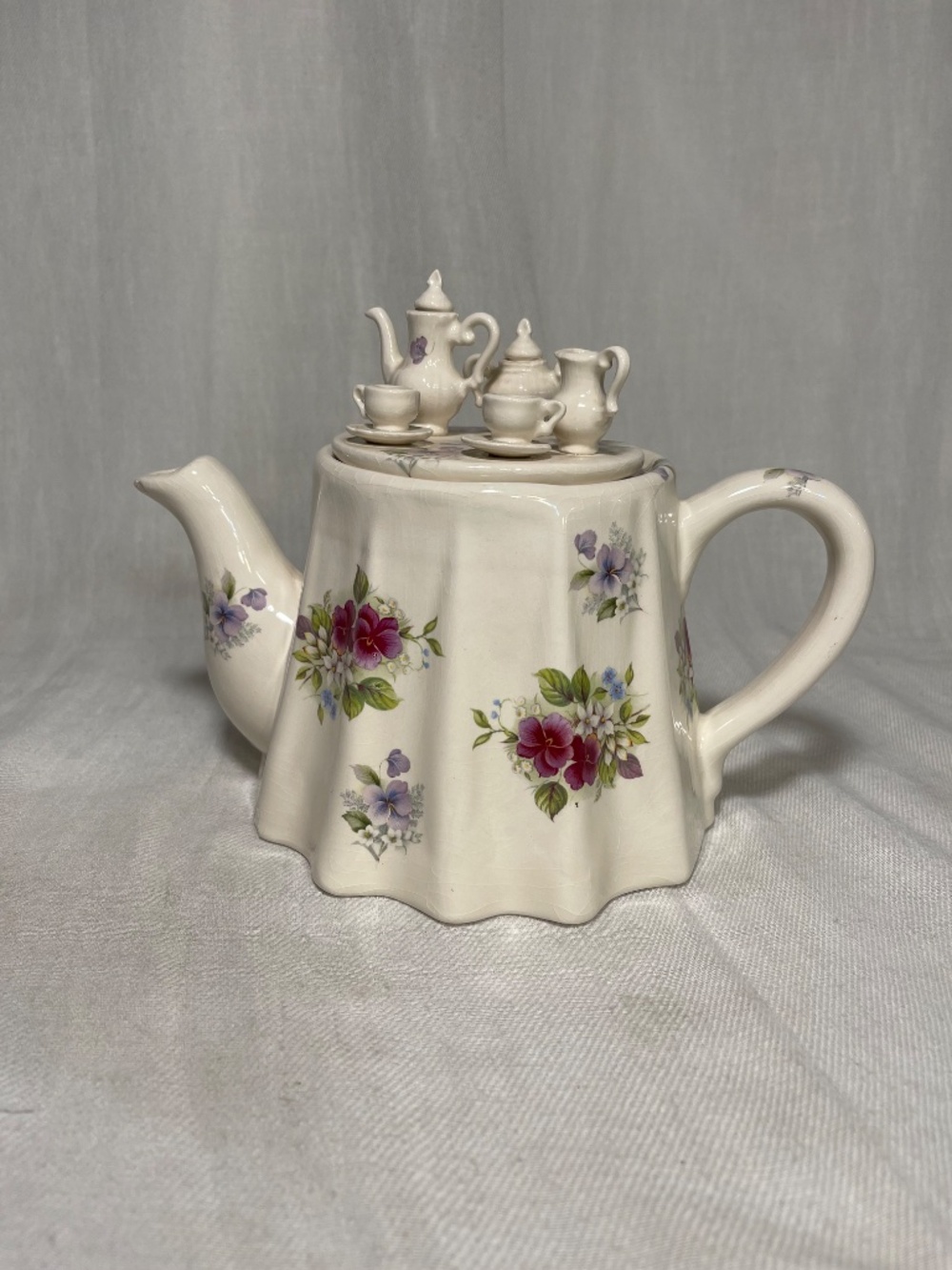 Floral Ceramic Teapot with Mini Tea Set Lid